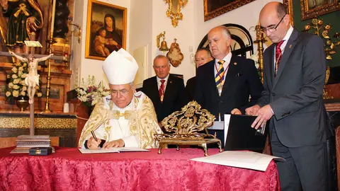 El obispo de C&oacute;rdoba, Demetrio Fern&aacute;ndez, firma el documento de hermanamiento en el Santuario de la Virgen de la Sierra, en Cabra (FOTO: Pepe Moreno)