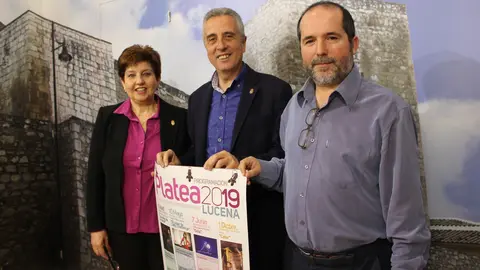 Juan P&eacute;rez y Encarnci&oacute;n Camacho informan del programa Platea junto al t&eacute;cnico municipal de Cultura (FOTO: cedida)