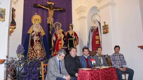 Firma del convenio ante los titulares de la Hermandad del Calvario, en la Parroquia de los Remedios (FOTO: cedida)