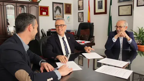 Juan P&eacute;rez y Rodrigo Aranda firman el convenio suscrito entre Ayto. y Loserco (FOTO: cedida)