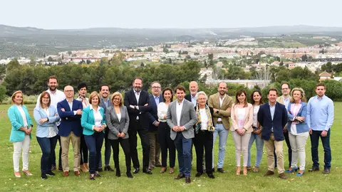 Fernando Priego junto a los miembros que componen la lista del PP de Cabra a las municipales del 26 de mayo (FOTO: cedida)