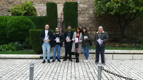 Martina Velarde, candidata de Podemos, junto a miembros de su formaci&oacute;n en Priego [FOTO: cedida]