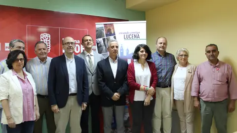 Juan P&eacute;rez con parte de los componentes de la candidatura del PSOE a las municipales del 26 de mayo (FOTO: cedida)