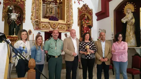 Momento de la entrega del cop&oacute;n, en la ermita de San Pedro de Rute (FOTO: cedida)