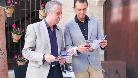 P&eacute;rez y Lara revisan varios de los 2.000 folletos editados para esta ruta (FOTO: cedida)