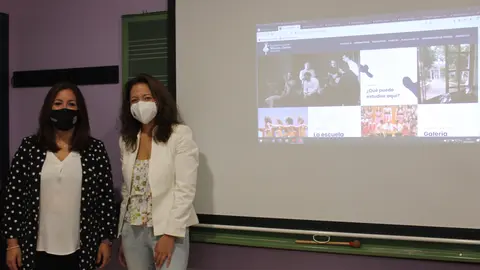 Lourdes Parra y Mamen Galindo junto a la proyección de la nueva web (FOTO: cedida)