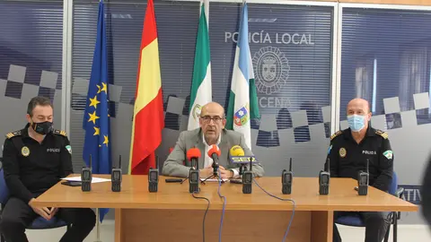 José Pedro Moreno, junto a los inspectores de Policía Local de Lucena (FOTO: cedida)