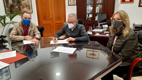 Juan Pérez y Juan de Dios Vallecillo firman el convenio ante la edil de Servicios Sociales, Carmen Gallardo (FOTO: cedida)