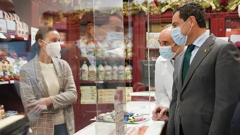 Juan Manuel Moreno, durante su visita a La Flor de Rute (FOTO: Junta de Andaluc&iacute;a)