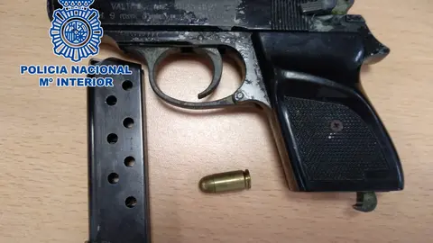Arma intervenida durante la detenci&oacute;n de dos personas, en Lucena (FOTO: Polic&iacute;a Nacional)