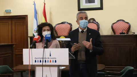 Juan Pérez y Carmen Burgos presentan las cuentas municipales de Lucena en 2021 (FOTO: cedida)