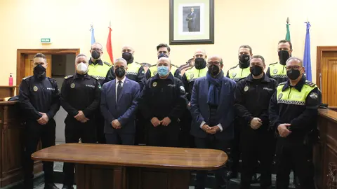 Rafael Blancar, junto al alcalde de Lucena, delegado de Seguridad Ciudadana y parte de sus compañeros (FOTO: cedida)