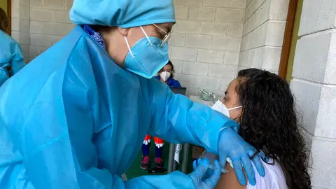 Vacunaci&oacute;n a profesionales de Ayuda a Domicilio en el &Aacute;rea de Gesti&oacute;n Sanitaria Sur de C&oacute;rdoba (FOTO: cedida)