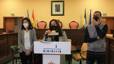 Lourdes Parra junto a los orientadores, en la presentación del Salón de Estudiante de Lucena (FOTO: cedida)