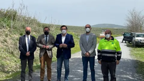 Visita a las obras de mejora en la V&iacute;a Verde a su paso por Lucena (FOTO: cedida)
