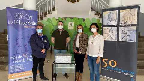 Entrega de trabajos de alumnado del IES Felipe Sol&iacute;s, de Cabra, al Hospital Infanta Margarita (FOTO: cedida)