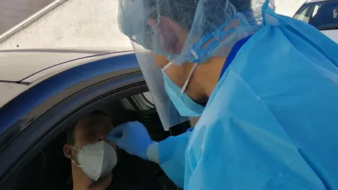 Prueba PCR en un auto-COVID del &Aacute;rea de Gesti&oacute;n Sanitaria Sur de C&oacute;rdoba (FOTO: archivo)