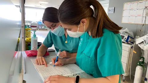 Profesionales de enfermer&iacute;a en la UCI del Hospital Infanta Margarita de Cabra (FOTO: cedida)