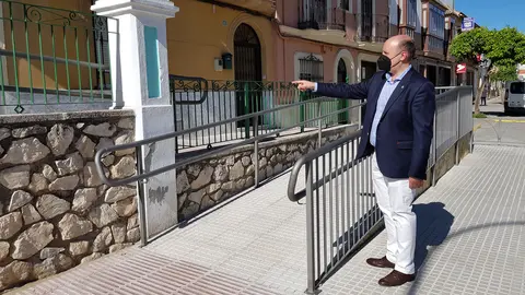 El concejal de Urbanismo, C&eacute;sar del Espino, visita las obras de accesibilidad en la calle Coraz&oacute;n de Jes&uacute;s, en Lucena (FOTO: cedida)