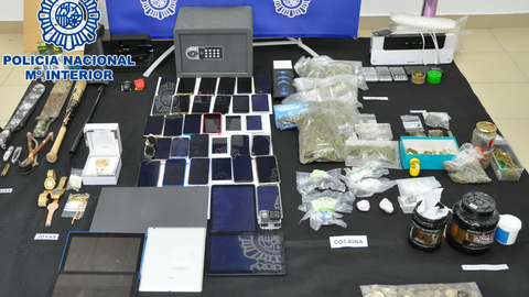 Material intervenido en la operaci&oacute;n contra el tr&aacute;fico de drogas en Cabra (FOTO: Polic&iacute;a Nacional)