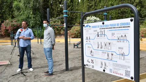 Ib&aacute;&ntilde;ez y S&aacute;nchez presentan el nuevo Parque de Calistenia de Priego de C&oacute;rdoba (FOTO: cedida)
