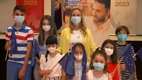 Ana Blasco, delegada de Juventud y Deportes, junto a los premiados en la Diputaci&oacute;n de C&oacute;rdoba (FOTO: cedida)