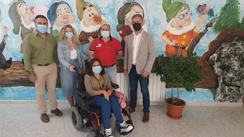 Visita de Francisco &Aacute;ngel S&aacute;nchez a la asociaci&oacute;n 'La Decisi&oacute;n', en Nueva Carteya (FOTO: cedida)