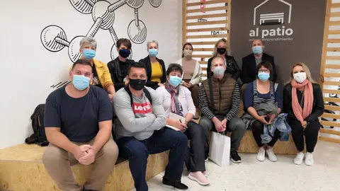 Profesores h&uacute;ngaros en la Escuela de la Madera de Encinas Reales, en el marco del intercambio que realizan (FOTO: cedida)