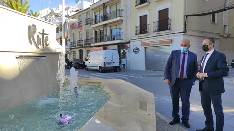 Pimentel y Ruiz junto a una fuente con la marca tur&iacute;stica de Rute (FOTO: cedida)