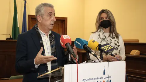 P&eacute;rez y Gallardo comparecen ante los medios en el Sal&oacute;n de Plenos de Lucena (FOTO: cedida)