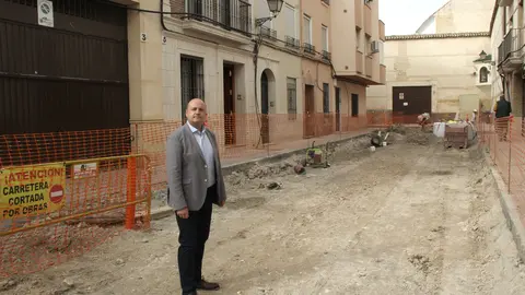 C&eacute;sar del Espino visita las obras de la calle Palacios, en Lucena (FOTO: cedida)