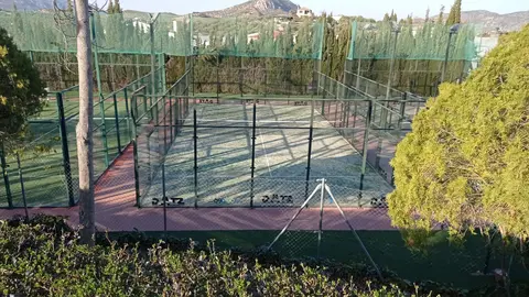 Nuevo pavimento en pistas de p&aacute;del de la Ciudad Deportiva de Priego (FOTO: cedida)