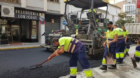 Trabajos de asfaltado en calles de Lucena (FOTO: cedida)