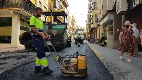 Trabajos de renovaci&oacute;n de asfalto en Lucena (FOTO: archivo)