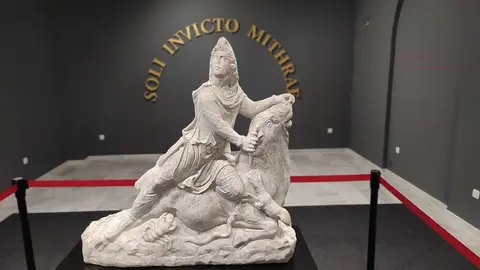 Escultura romana del Dios Mitra, expuesta en el Museo Arqueol&oacute;gico de Cabra (FOTO: Javier Fern&aacute;ndez D&iacute;ez de los R&iacute;os)