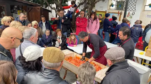 Ali&ntilde;o de chorizo en la Matanza Tradicional de Carcabuey (FOTO: cedida)
