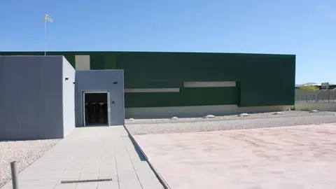 Exteriores del pabell&oacute;n deportivo del Oeste 1, en Lucena (FOTO: cedida)
