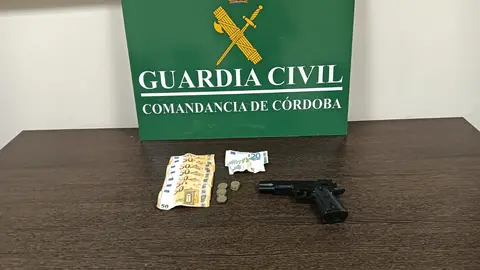 Arma y dinero intervenido por la Guardia Civil en Montilla (FOTO: Guardia Civil)