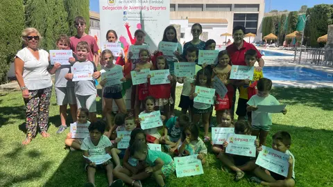 Entrega de diplomas a participantes en el Curso de Natación Infantil, en Fuente-Tójar (FOTO: cedida)