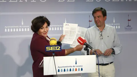 Mar&iacute;a de la O Redondo y Aurelio Fern&aacute;ndez presentan los resultados de las restricciones de agua de este fin de semana (FOTO: cedida)