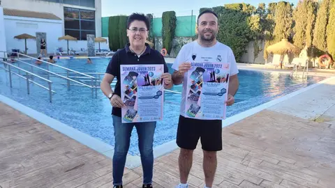 Mari Fe Mu&ntilde;oz e Ildefonso Rosa presentan la Semana Joven de Fuente-T&oacute;jar (FOTO: cedida)