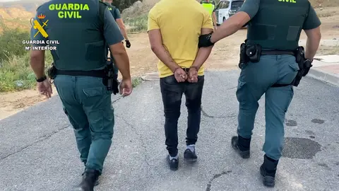 Uno de los detenidos en la operaci&oacute;n BOBA, de la Guardia Civil, contra el tr&aacute;fico de drogas (FOTO: Guardia Civil)