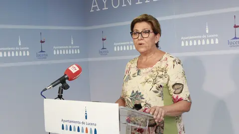 Charo Valverde explica en rueda de prensa el proyecto de monumento a Paco de Lucena (FOTO: cedida)