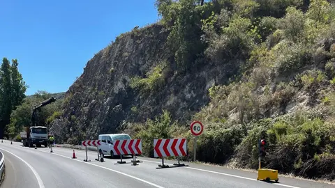 Trabajos de seguridad en un talud de la A-339, en Priego (FOTO: cedida)