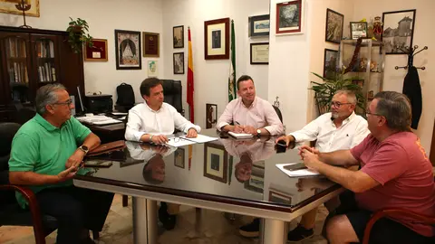 El alcalde, Aurelio Fern&aacute;ndez, reunido con la Plataforma Lucena por sus Necesidades Sanitarias (FOTO: cedida)