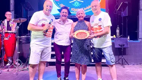 Paqui Cano Moral recibe el reconocimiento a la Persona Emigrante en la Fiesta de la Alcaparra de Fuente-T&oacute;jar (FOTO: cedida)