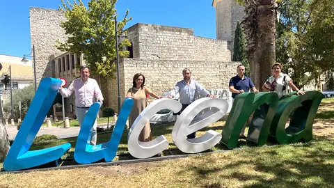El alcalde y miembros del equipo de Gobierno posan junto a las nuevas letras instaladas en el Paseo del Coso, en Lucena (FOTO: cedida)