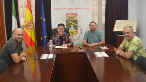 Reuni&oacute;n entre el Ayuntamiento de Fuente-T&oacute;jar y la asociaci&oacute;n 'Amigos de la Alcaparra' (FOTO: cedida)
