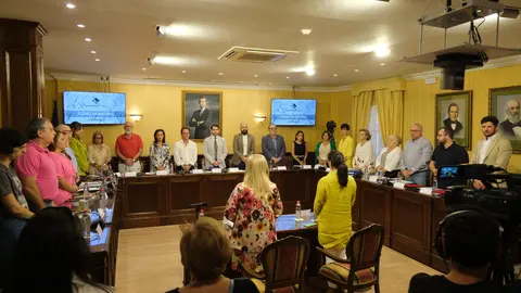 Minuto de silencio en el pleno municipal de septiembre en el Ayuntamiento de Cabra (FOTO: cedida)