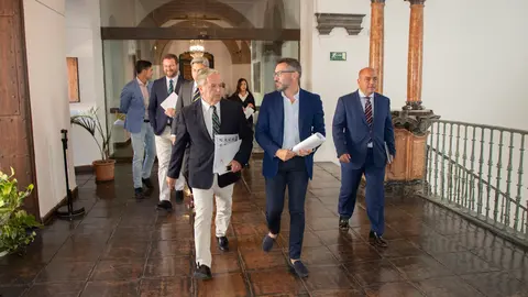 El presidente, Salvador Fuente, dirigi&eacute;ndose junto a parte de su equipo al Pleno de la Diputaci&oacute;n (FOTO: cedida)